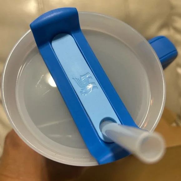 Stanley Blue Quencher H2.0 Tumbler with Handle - Picture 5 of 5